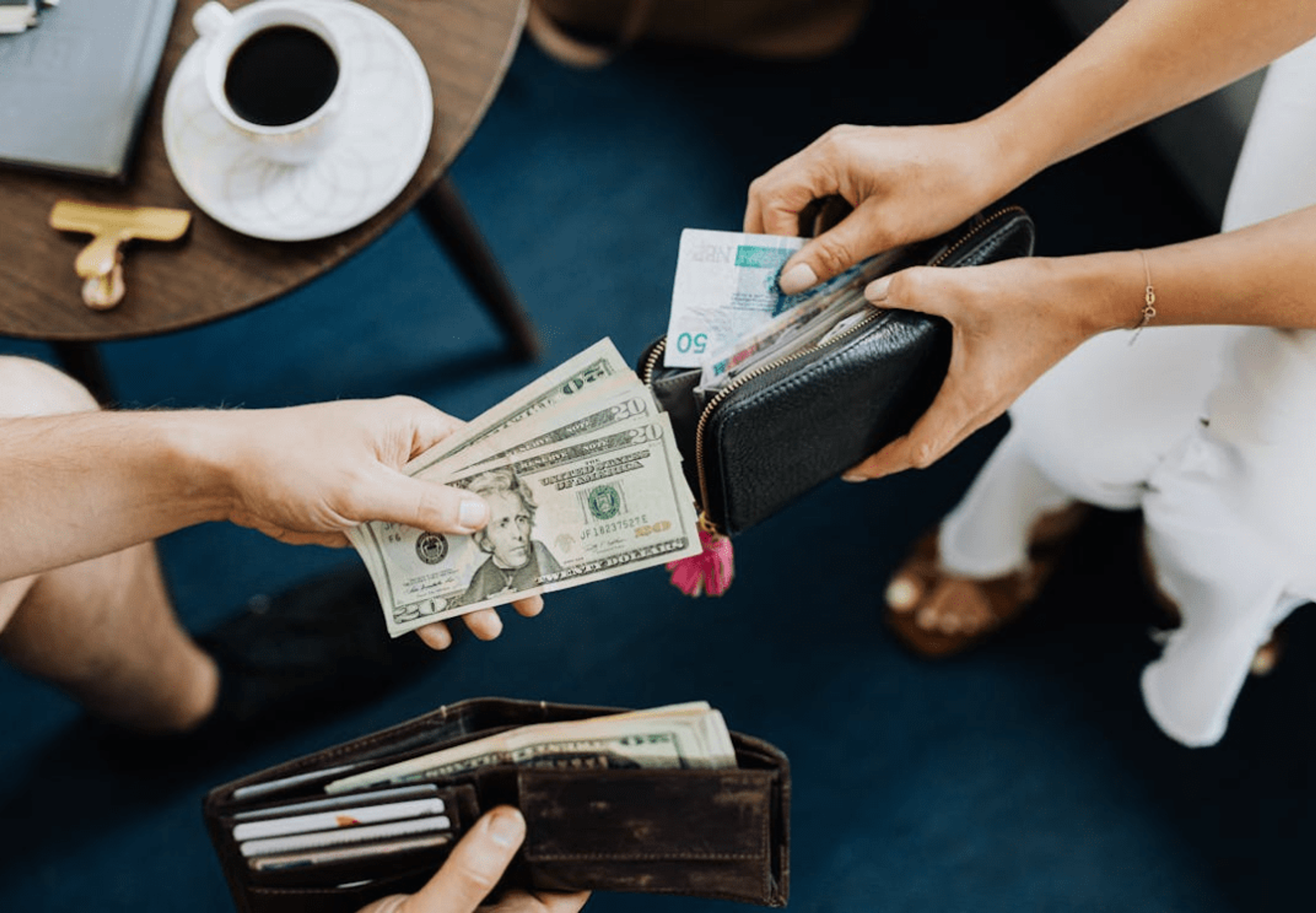 kamer, gids, tourkosten, reisorganisatie, reisleider, lokale gidsen, paar euro's, einde van de tour, fooien ontvangen, hotelpersoneel, een dollar, lokale gidsen, hotelstaf, twee uur, willen fooi geven, service, schoonmaakpersoneel, reis, europa, familie, euro's, restaurant, gebruikelijk, kosten, vergoeding, algemeen, locals, land, chauffeur, betaald, bedrijf, contant, dollars