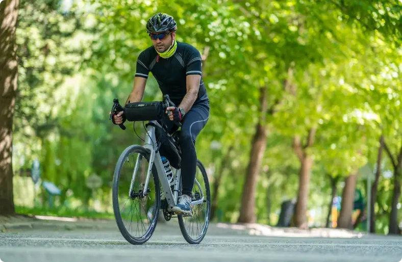 Um Homem Andando de Bicicleta na Estrada