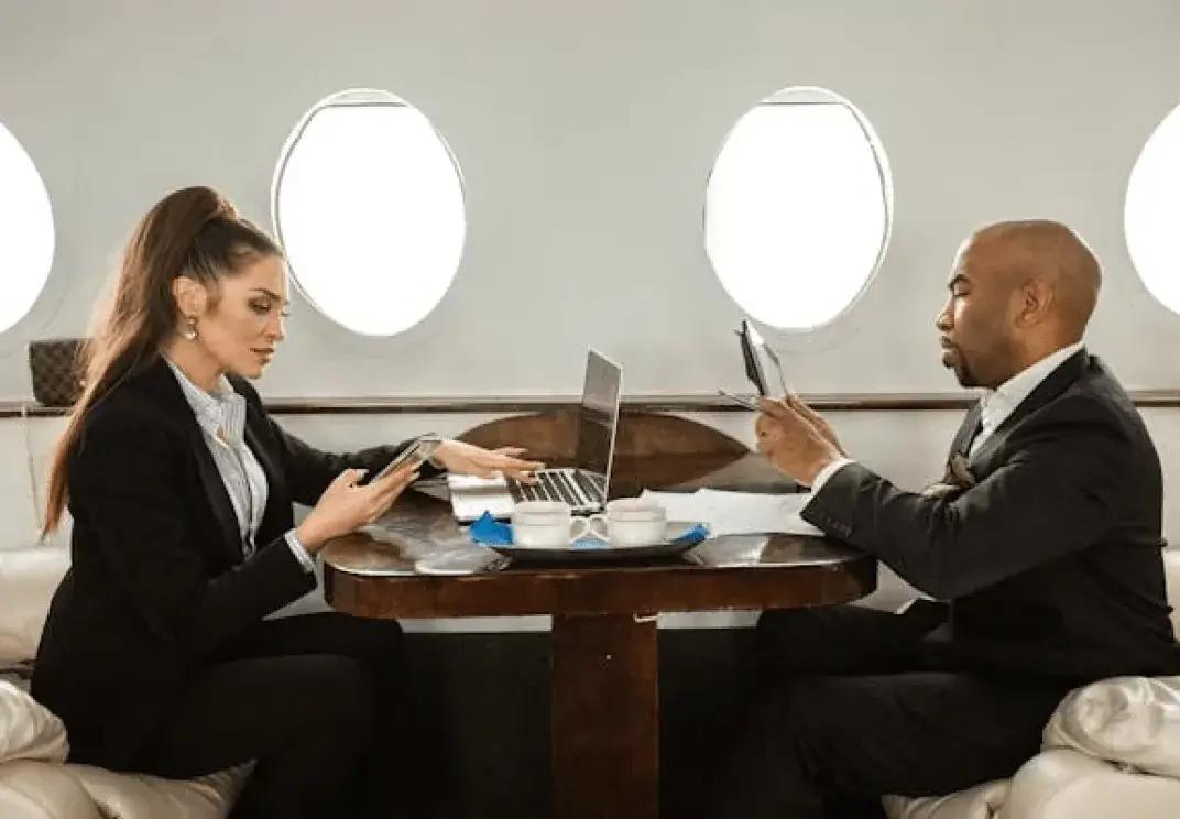viajes de negocios, viajes de empresa, programa de viajes corporativos, reuniones en persona, viajes internacionales, reuniones cara a cara, agencias de viajes corporativos, ventaja competitiva, empresa de gestión de viajes, acuerdos comerciales, oportunidades de negocio, estrategias empresariales, gastos de viaje, gestión de viajes, gestores de viajes, eventos de la industria, estrés relacionado con los viajes, agente de viajes, nuevos mercados, conexiones personales, negocios globales, equilibrio entre trabajo y vida, clientes potenciales, relaciones sólidas, políticas de viaje, política de viajes corporativos, empresa, que consume tiempo