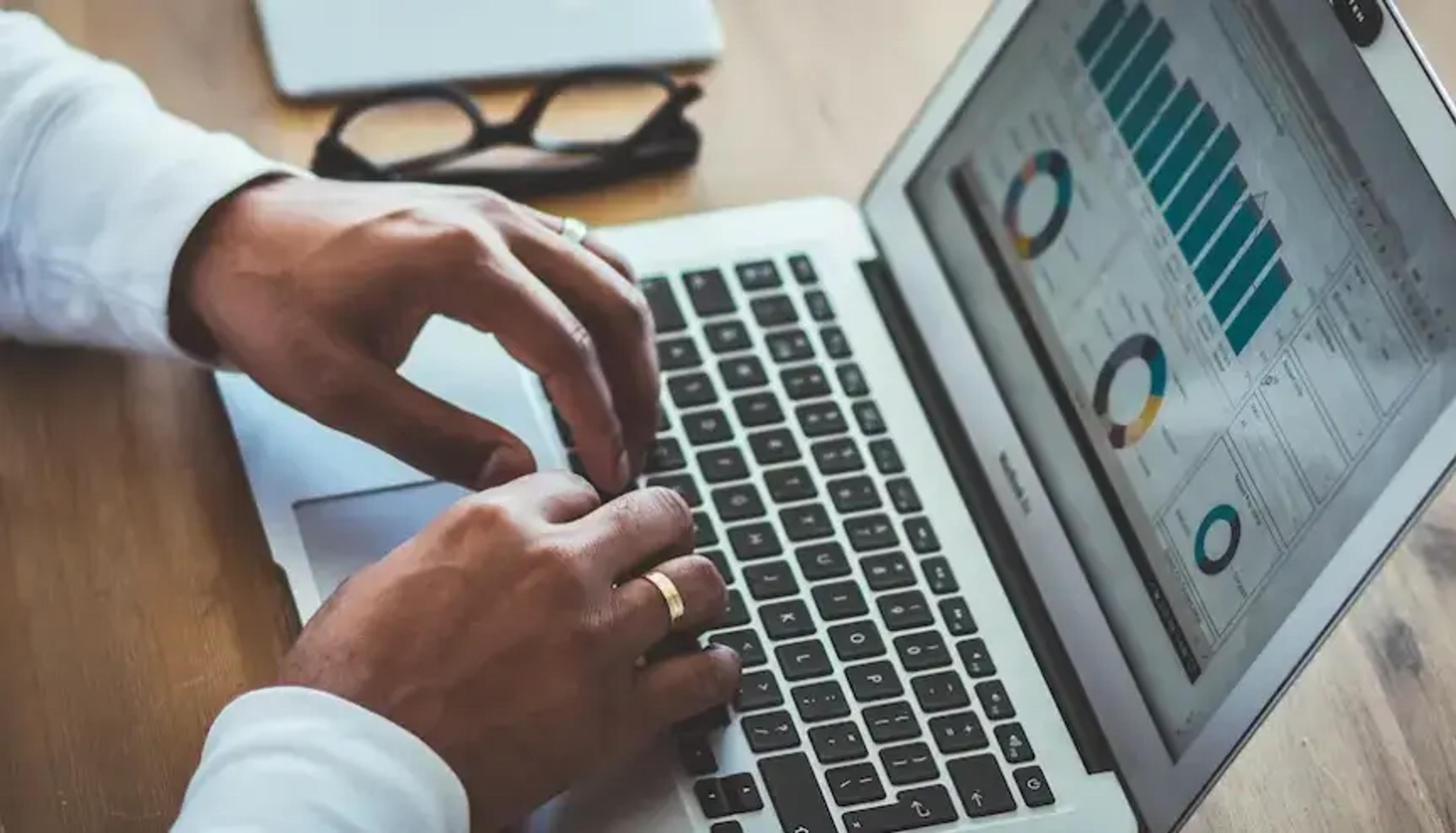 Análisis de datos en computadora portátil con gráficos y gafas