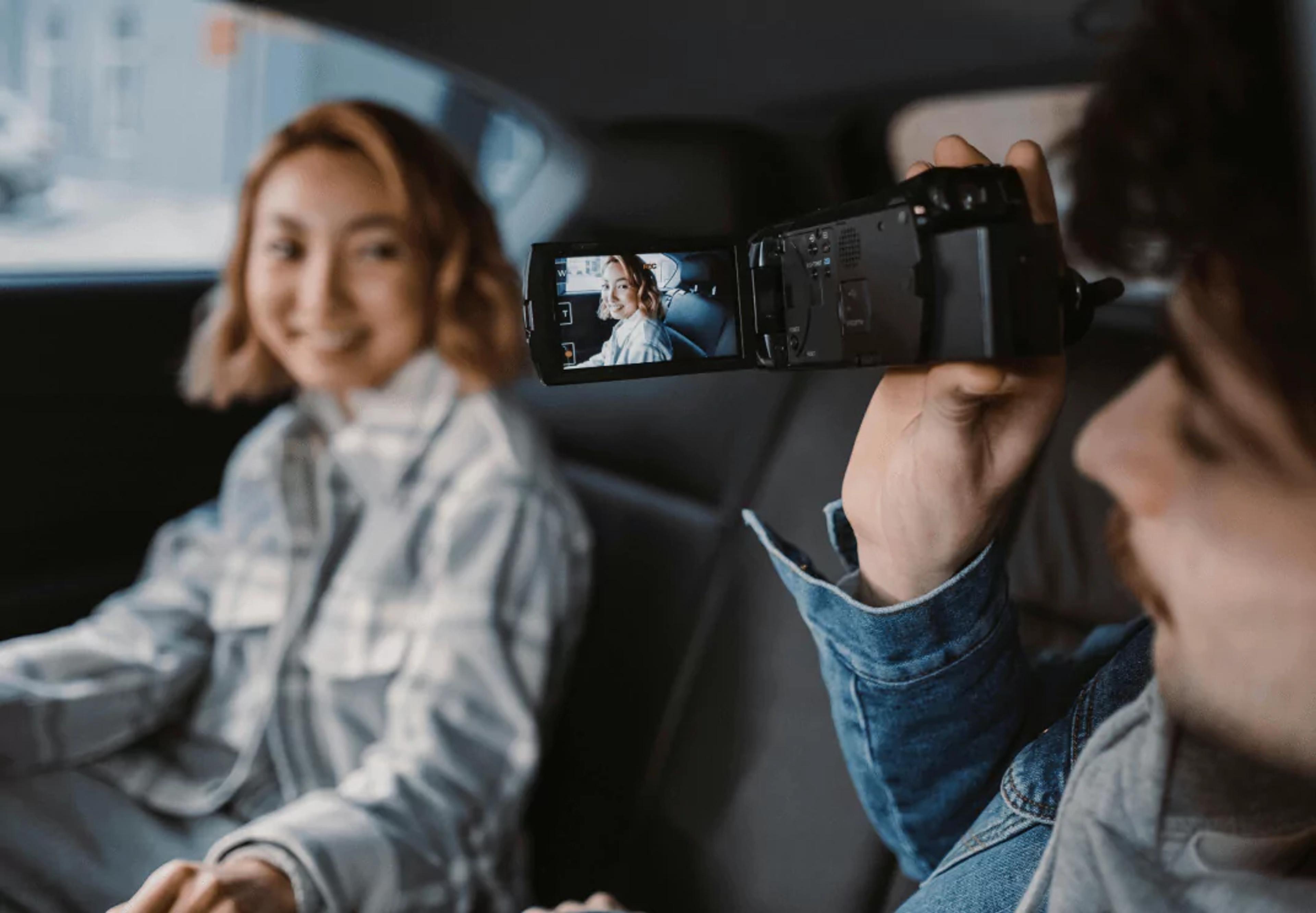 érzelmi kapcsolat, exkluzív tartalom, tiktok videók, figyelem megragadása, más platformok, utazási influencerek, elköteleződés maximalizálása, több platform, szélesebb közönség, vizuális tartalom, nézők ösztönzése, közönség elkötelezése, videó hossza, utazási tippek, utazási videók, ugyanaz a videó, más alkotók, márkaidentitás, vírusos poszt, más marketing csatornák, közösségi média, videó formátum, tartalomkészítés, felhasználó által generált tartalom, vírusos videó, vonzó tartalom, rövid formátumú videók, szerkesztő eszközök, más közösségi média platformok, vírusos tartalom, hogyan alakítjuk idegenvezetőinket vírusos tartalomkészítőkké, célközönség, közösségi média platformok, tartalom létrehozása