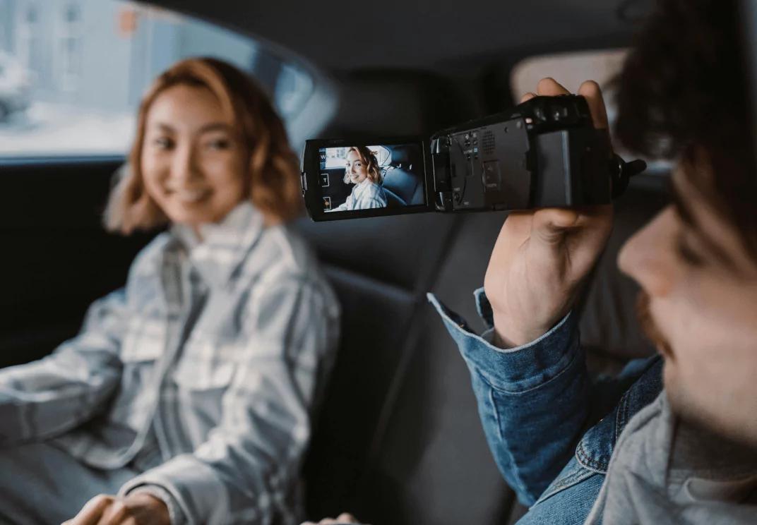 érzelmi kapcsolat, exkluzív tartalom, tiktok videók, figyelem megragadása, más platformok, utazási influencerek, elköteleződés maximalizálása, több platform, szélesebb közönség, vizuális tartalom, nézők ösztönzése, közönség elkötelezése, videó hossza, utazási tippek, utazási videók, ugyanaz a videó, más alkotók, márkaidentitás, vírusos poszt, más marketing csatornák, közösségi média, videó formátum, tartalomkészítés, felhasználó által generált tartalom, vírusos videó, vonzó tartalom, rövid formátumú videók, szerkesztő eszközök, más közösségi média platformok, vírusos tartalom, hogyan alakítjuk idegenvezetőinket vírusos tartalomkészítőkké, célközönség, közösségi média platformok, tartalom létrehozása