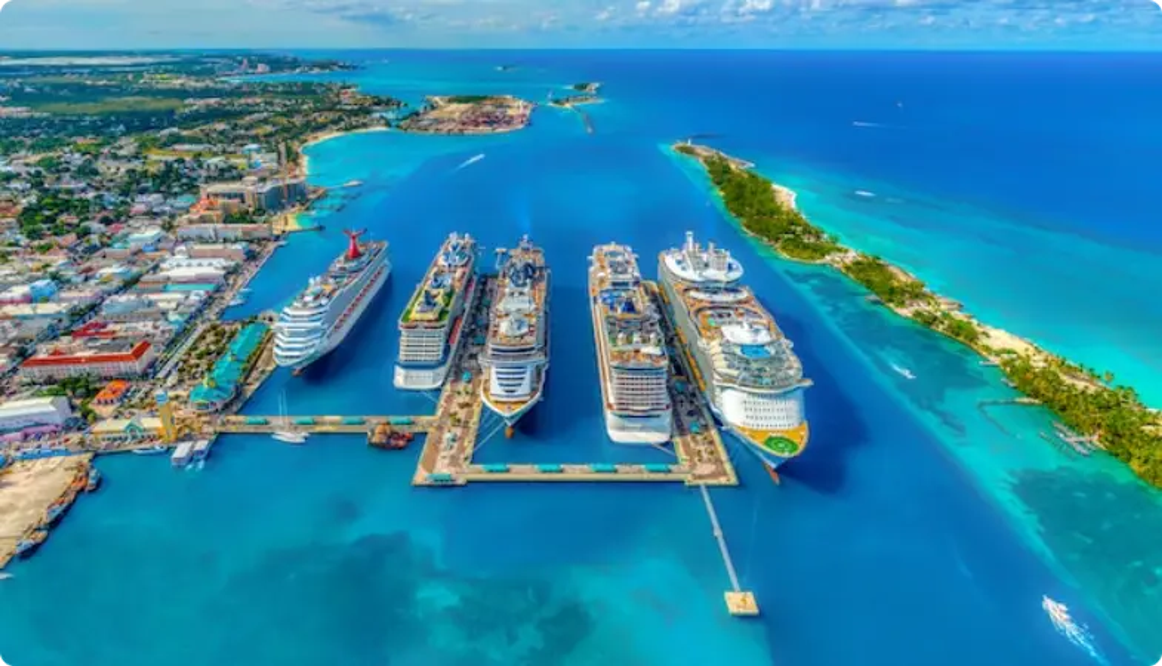 Vue aérienne de navires de croisière amarrés dans un port tropical vibrant