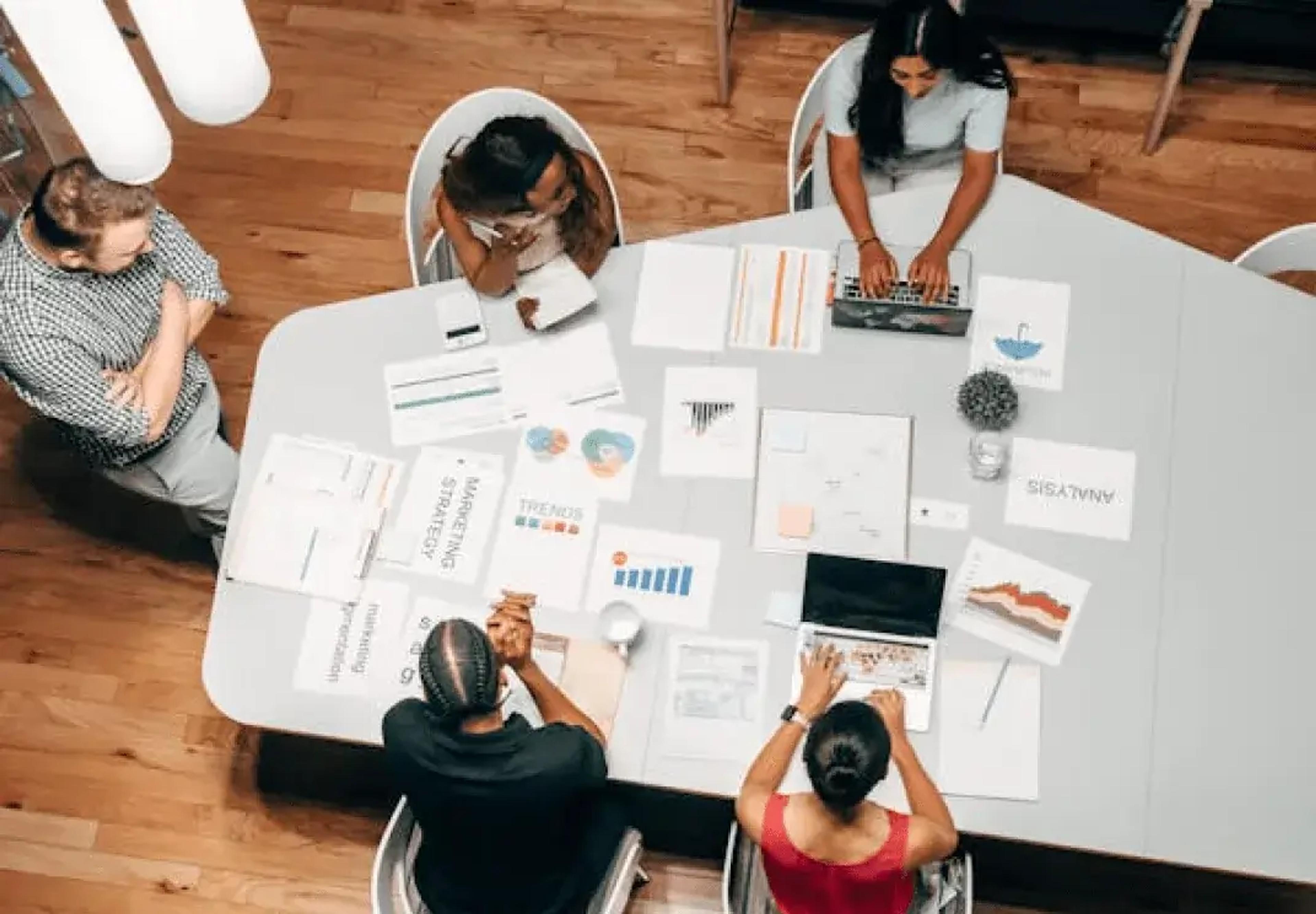 utazási üzlet, marketing anyagok, utazási ügynök, partneri együttműködések, partnerprogramok, marketing kampány, utazási cégek, utazási ügynökség, utazási partner marketing, marketing stratégia, utazási szektor, üzleti növekedés, utazási vállalat