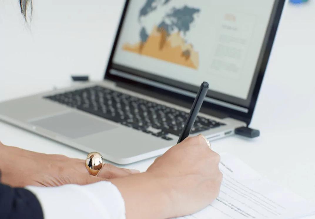 svindlere, penge, svindel, gæst, betale, gæst, person, refusion, hotel, airbnb, link, opkald, ferie
