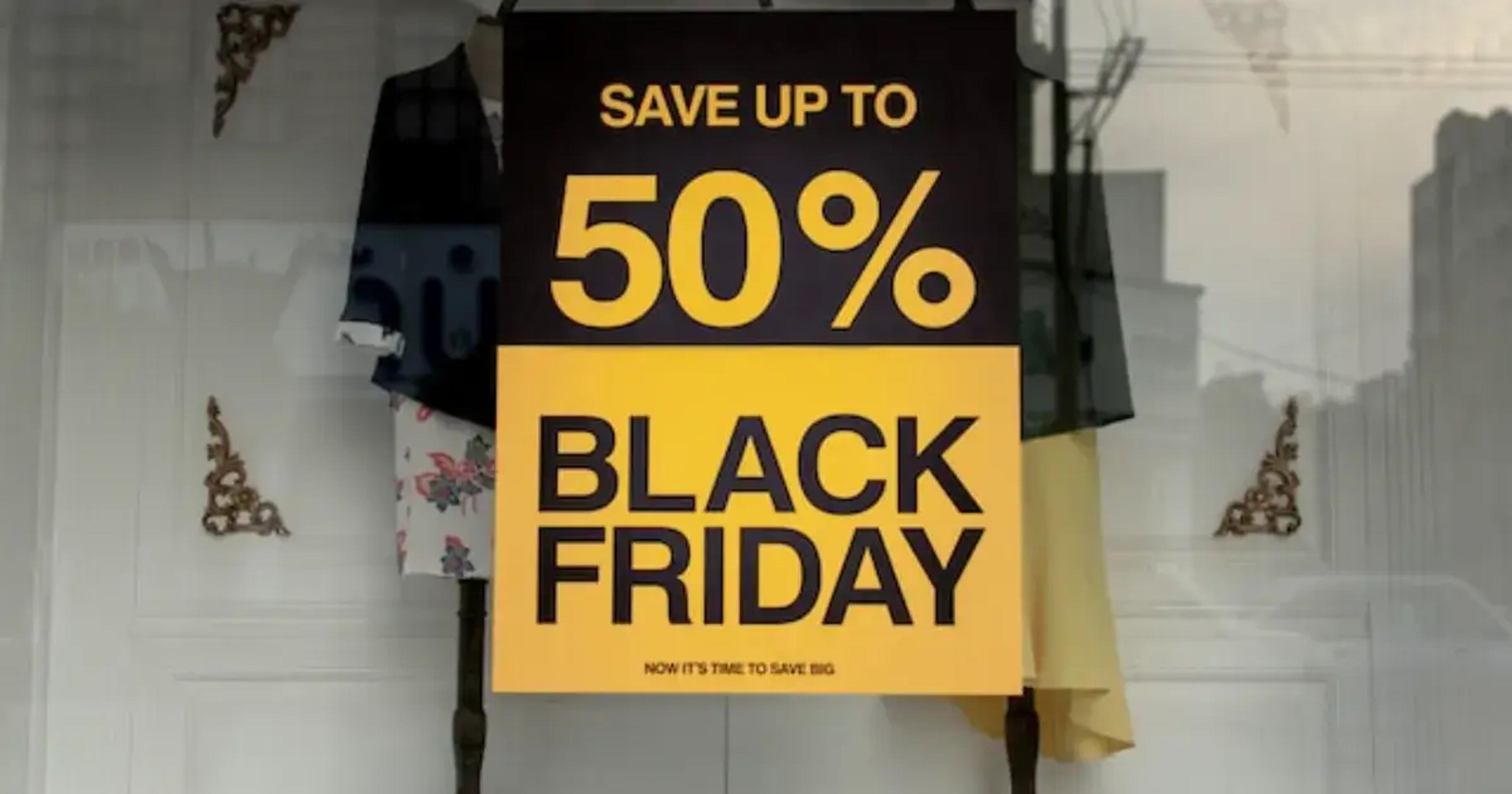 שלט מכירת בלאק פריידי עם 50% הנחה בצהוב ושחור