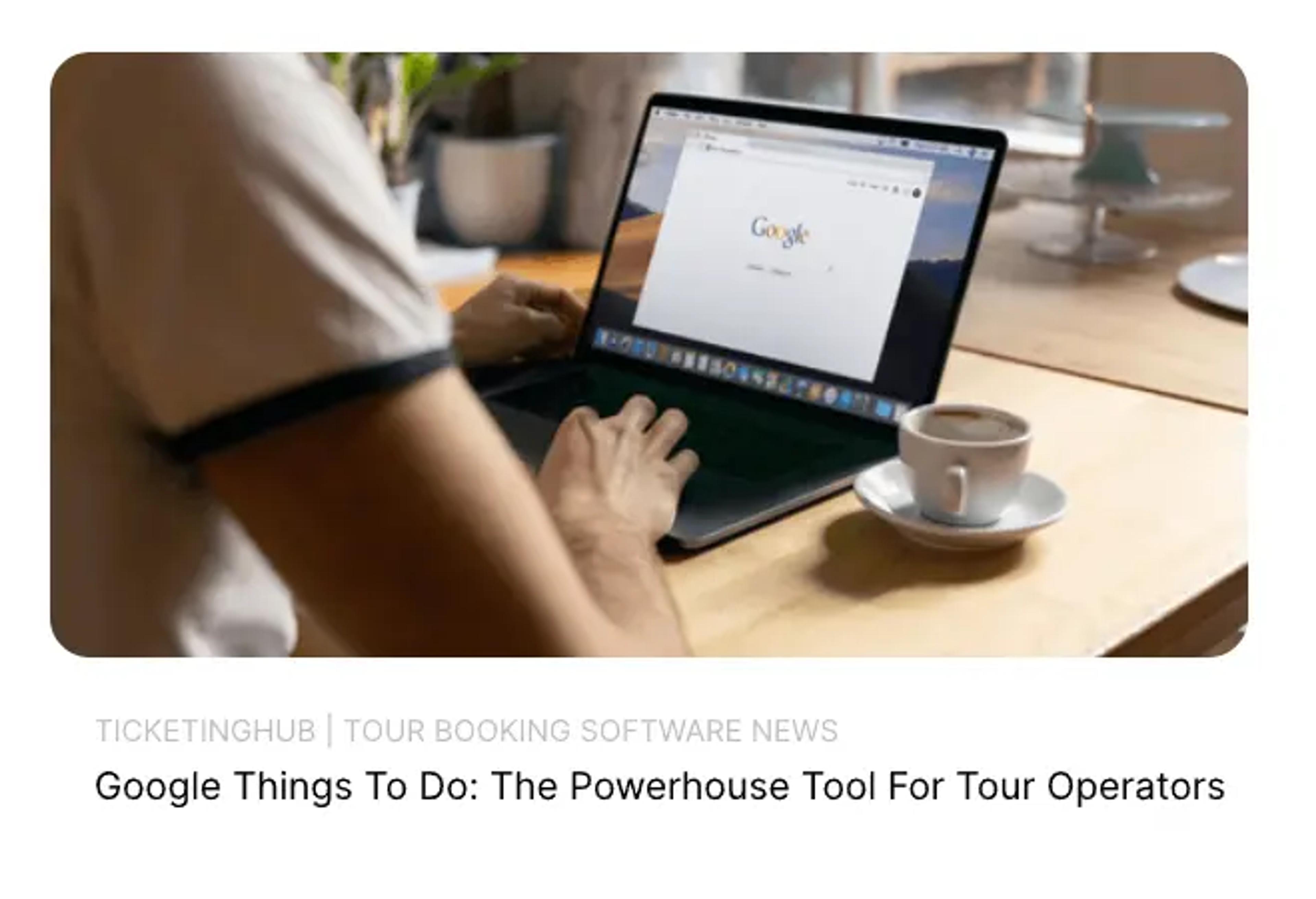 Person arbeitet am Laptop mit geöffnetem Google, Kaffeetasse in der Nähe