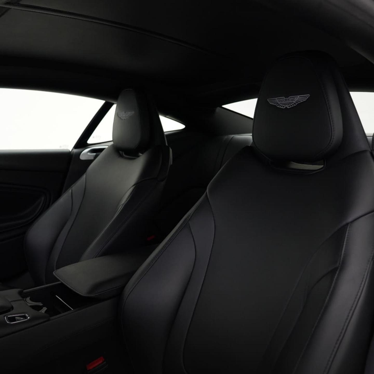 Aston Martin DB 11 4