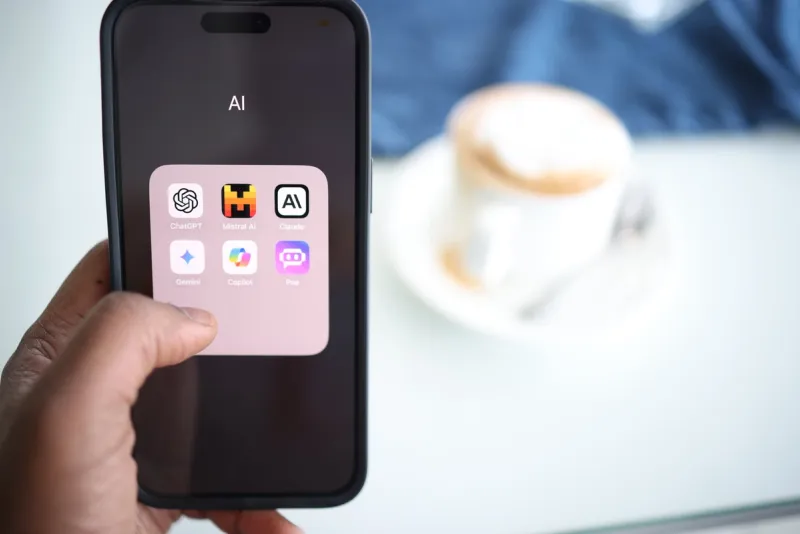 Een telefoon met apps van Large Language Models