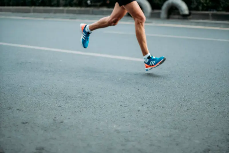 Lopers op de Haagdijk tijdens de Singelloop Breda