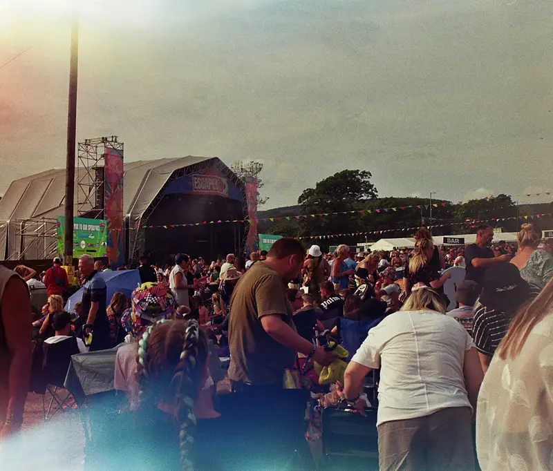 Festivalgangers genieten van een live optreden op het Lowlands Festival in Biddinghuizen tijdens een zonnige zomerdag