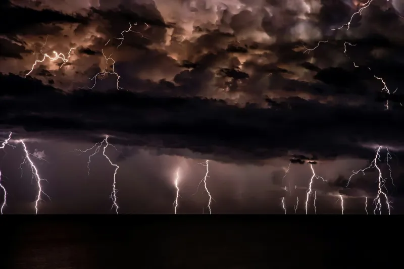Meerdere bliksemschichten tijdens een storm