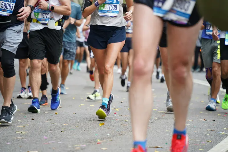 Hardloper traint voor een halve marathon op een Nederlands bospad