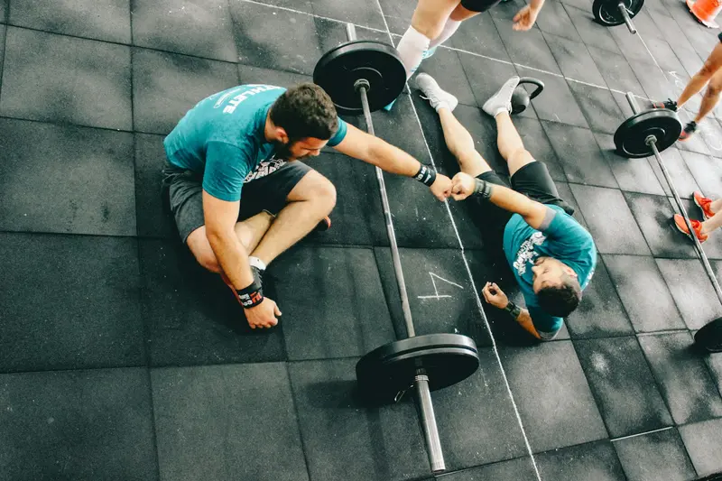 Hardloper doet krachttraining met squats in de sportschool om sterker en blessurevrij te lopen