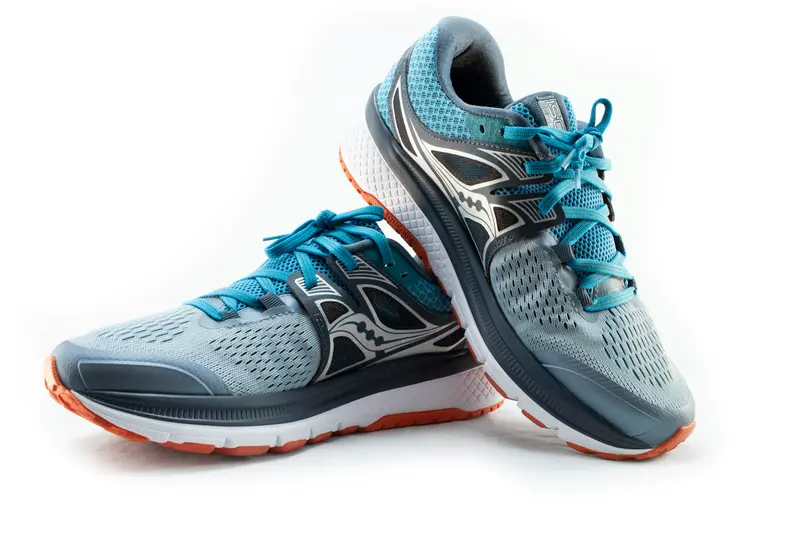 Hardloper kiest nieuwe hardloopschoenen in een sportwinkel
