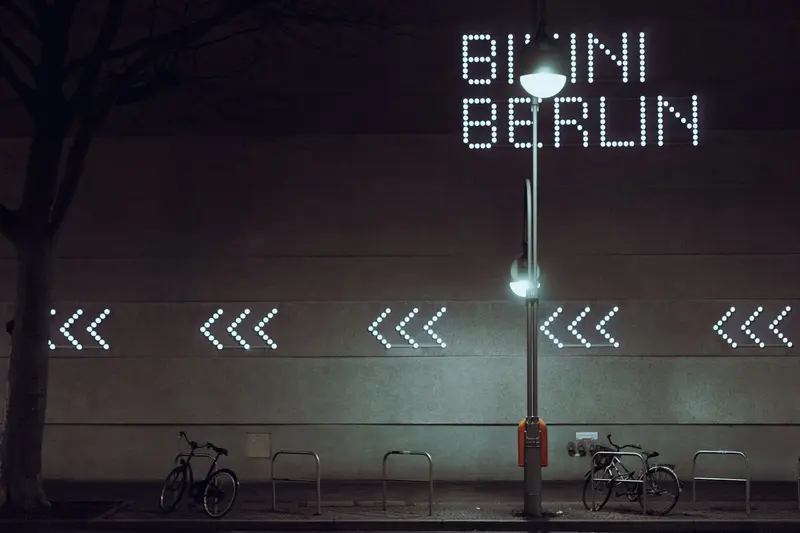 Hardlopers passeren de Brandenburger Tor tijdens de Marathon van Berlijn