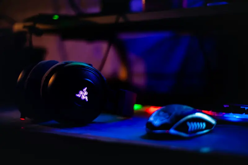 Gamer met gaming headset achter een setup met RGB verlichting