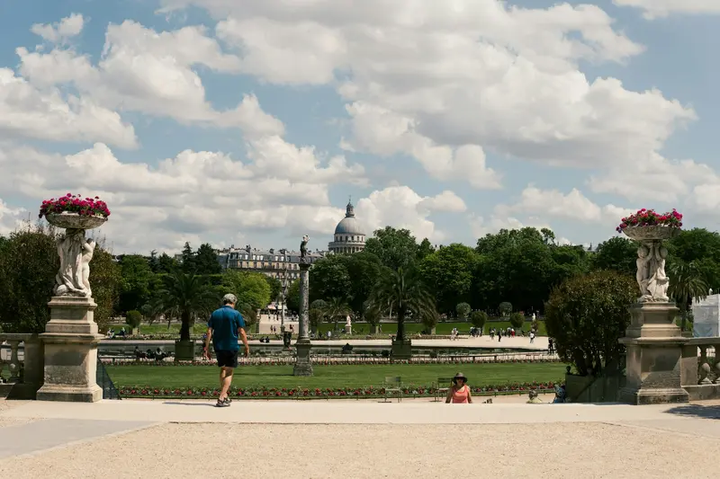 Hardlopers tijdens de Marathon van Parijs met Arc de Triomphe op de achtergrond