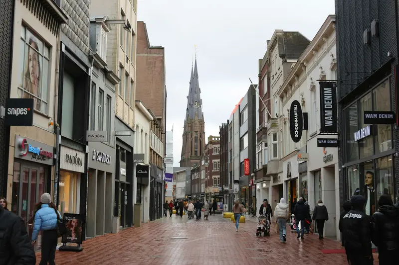 Lopers bij de start van de Marathon Eindhoven op het 18 Septemberplein