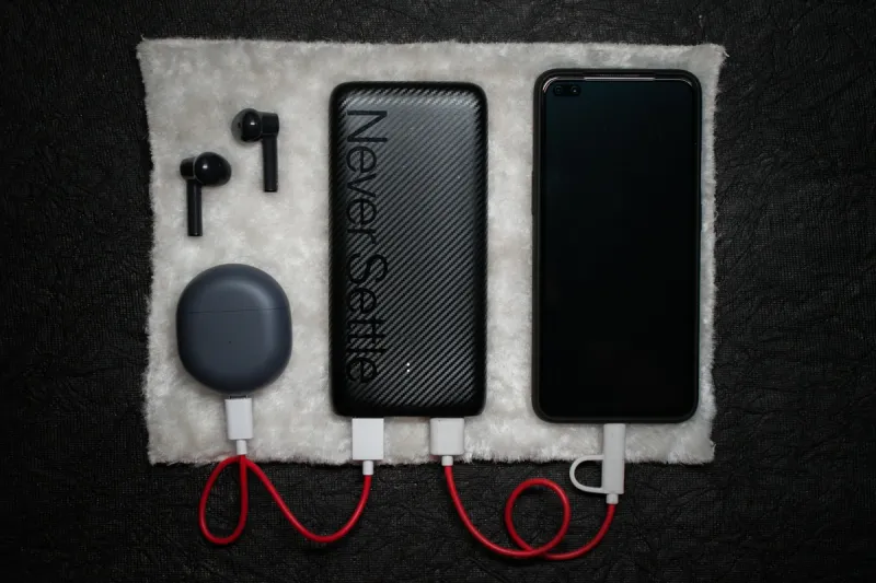 Telefoon en oordopjes opladen aan powerbank