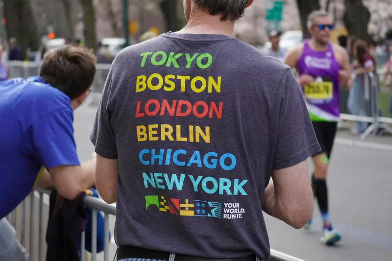 Hardlopers tijdens de Boston Marathon op weg naar de finish op Boylston Street