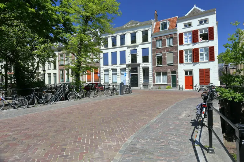 Hardlopers met de Dom op de achtergrond tijdens de Utrecht Marathon