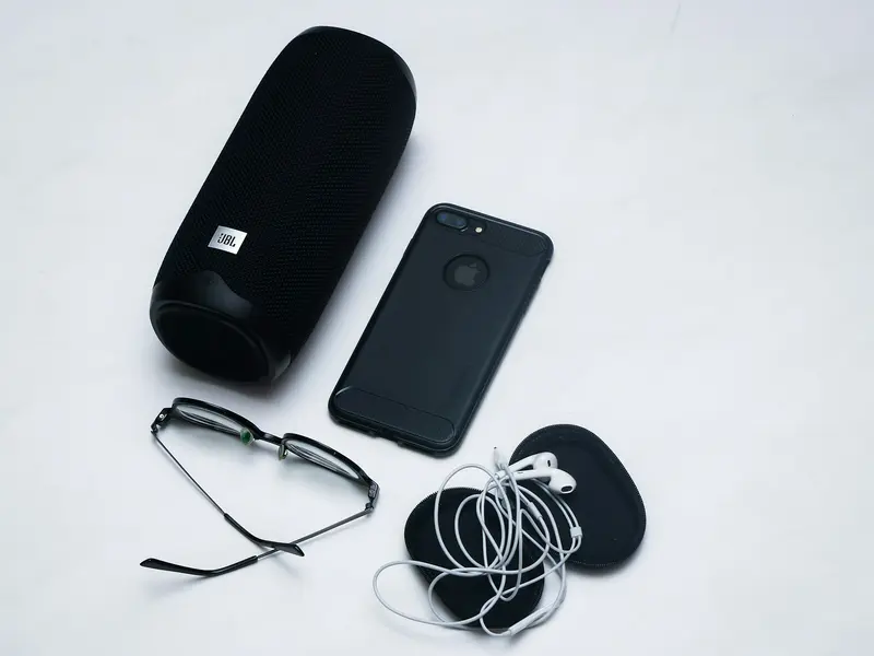 Bluetooth speaker op een rotsachtige ondergrond buiten met zonnige achtergrond