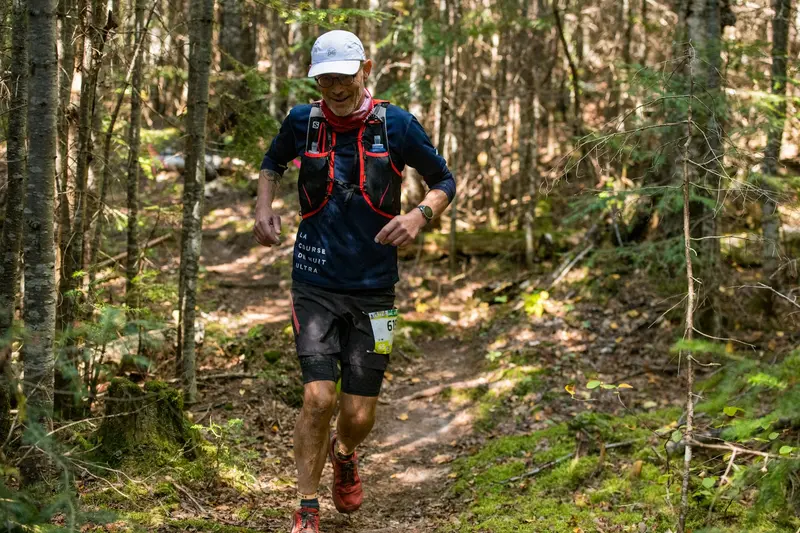 Hardloper op een bospad tijdens een trailrun in een Nederlands bos