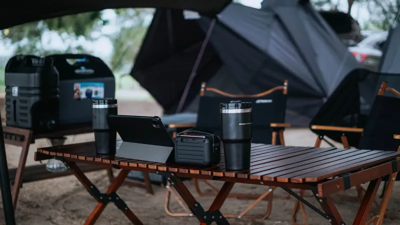 Een kampeer tafel met slimme kampeer gadgets