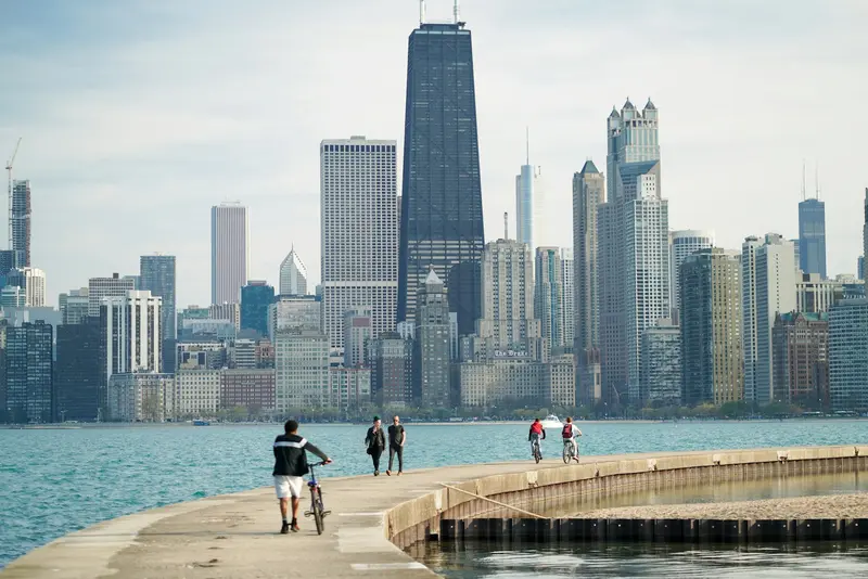 Hardlopers tijdens de Marathon van Chicago in de straten van de stad