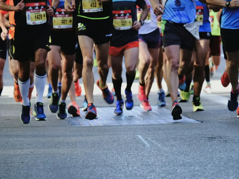 Hardloper sprint over een atletiekbaan tijdens een intervaltraining