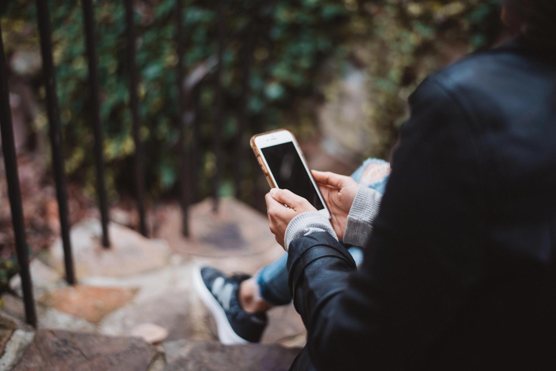 Person som håller mobiltelefon i handen (genrebild för Doktor.se)