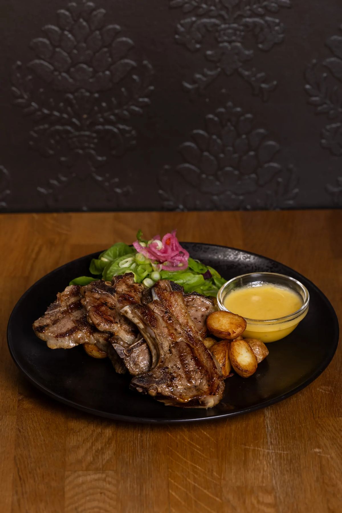 Grillaðar kótilettur með salati