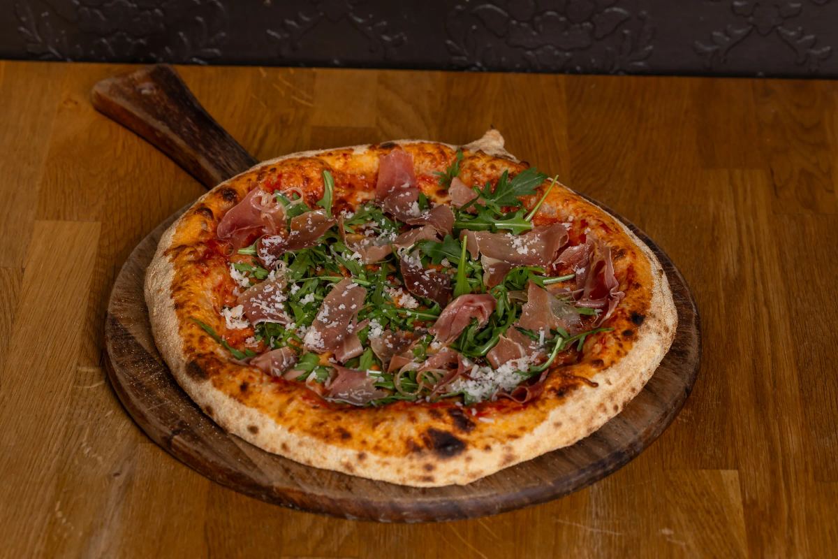 Pizza með hráskinku og klettasalati