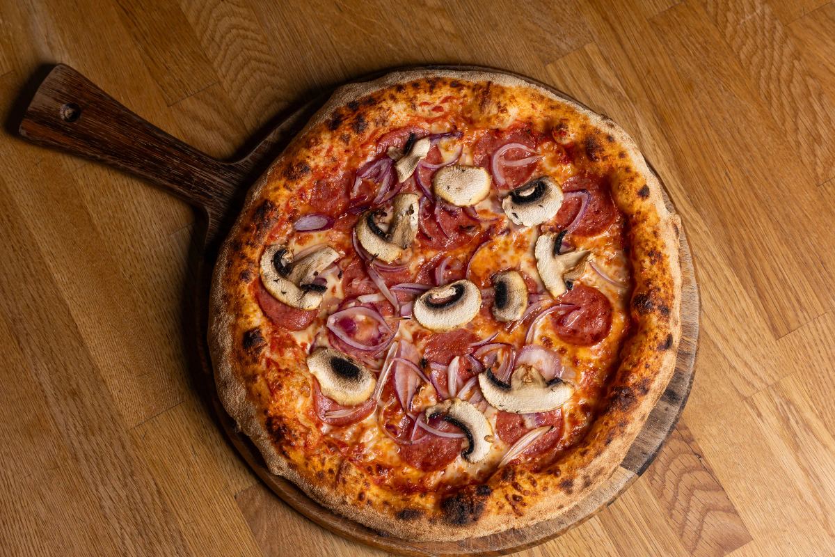 Pizza með pepperoni, sveppum og rauðlauk
