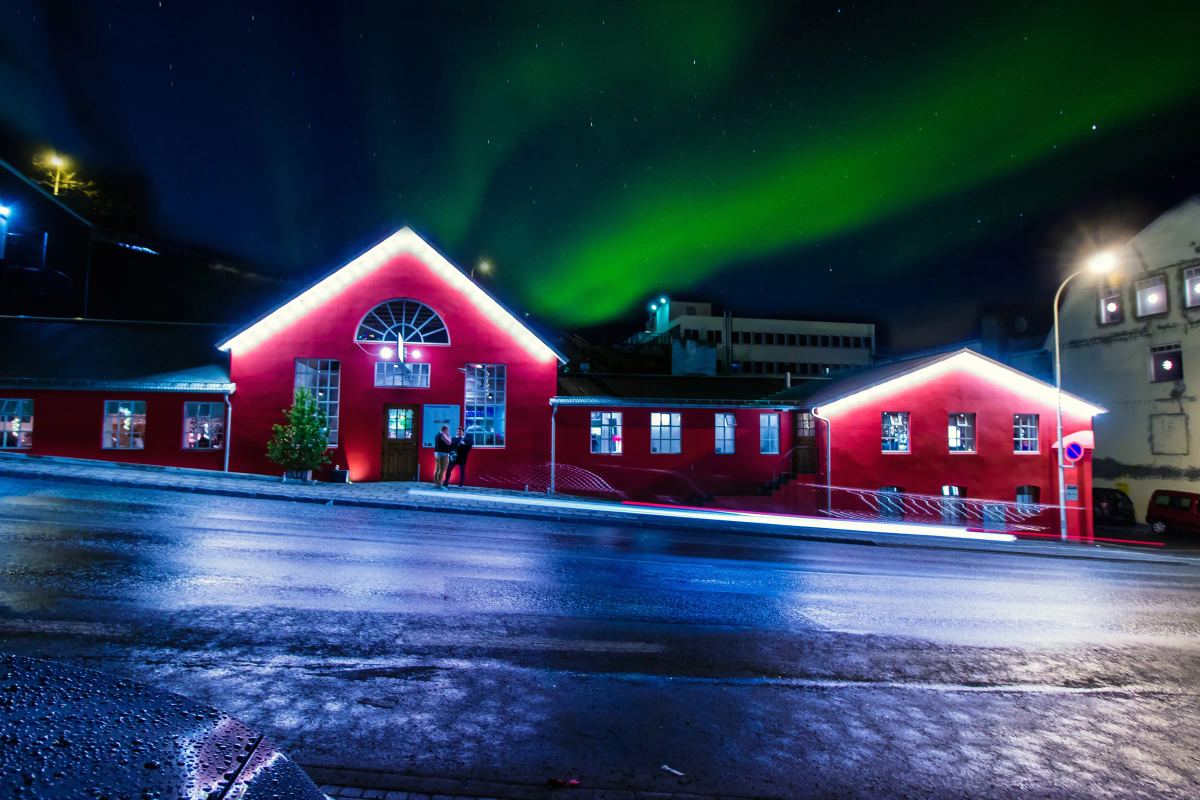 Rub 23 við Kaupvangsstræti 6 að kvöldi, norðurljós yfir