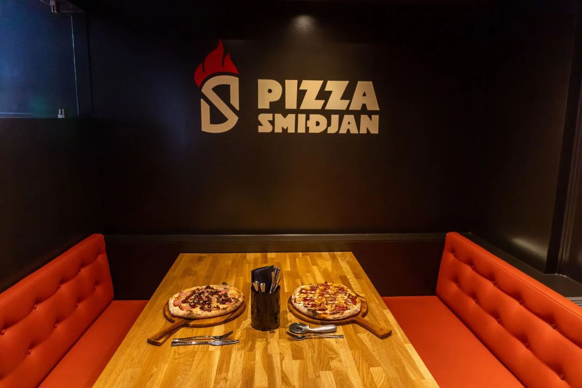 Bás í sal Pizzasmiðjunnar