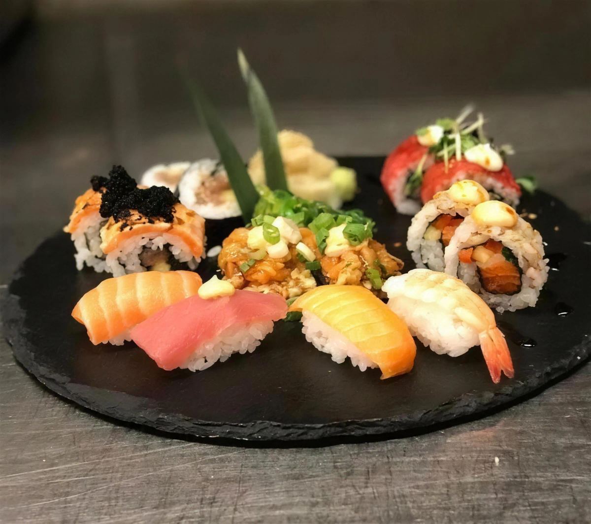 Sushi og nigiri á steinplatta