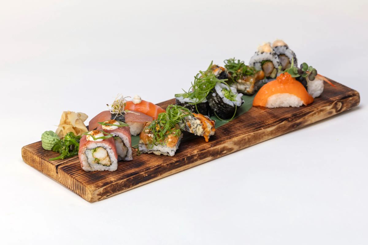 Sushi og nigiri á bretti