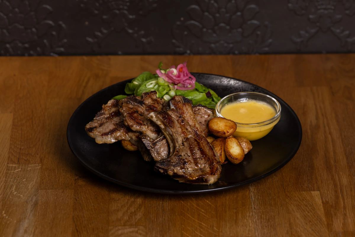 Grillaðar kótilettur með kartöflum og sósu