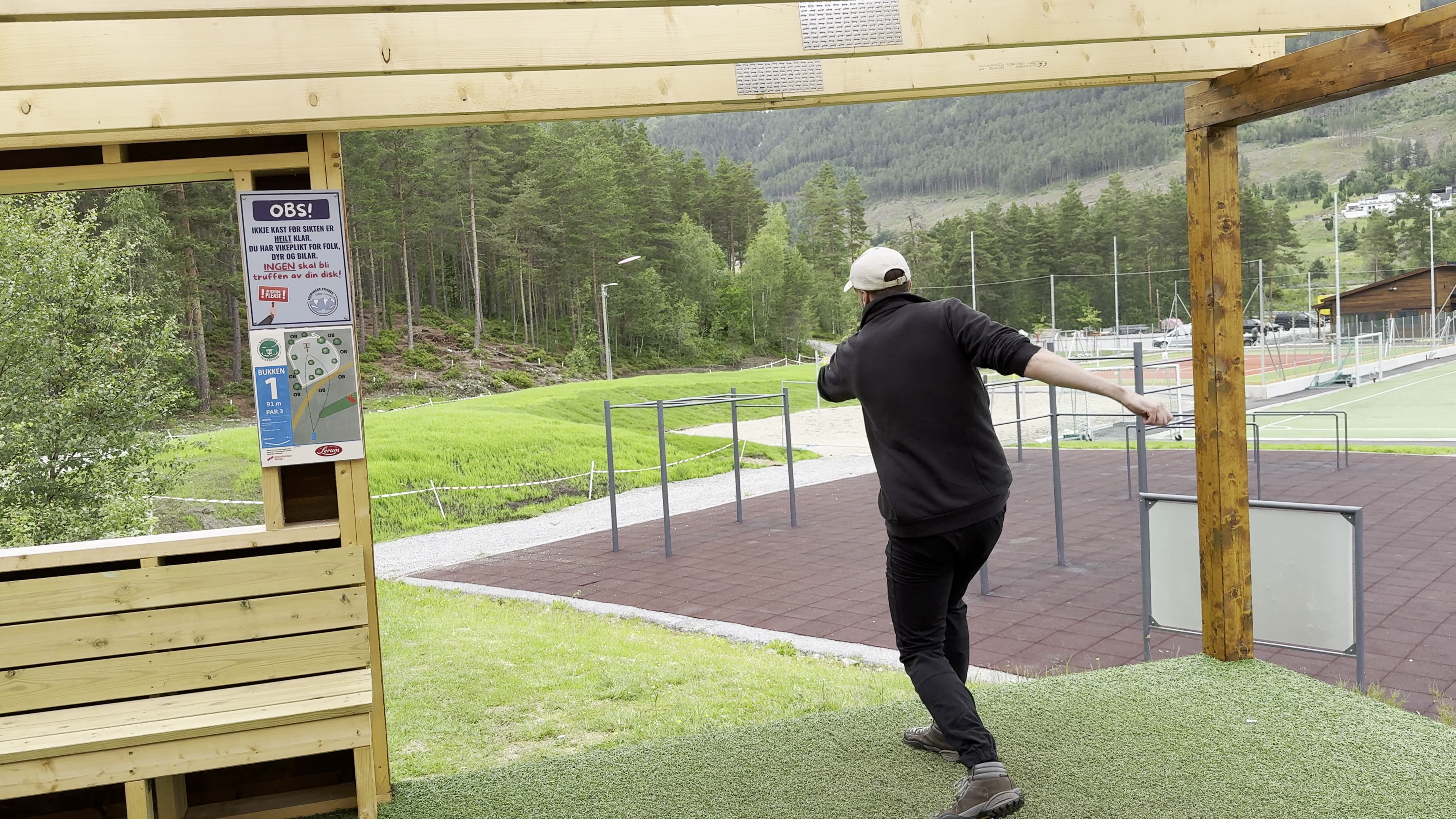 Man throwing disc golf Norway