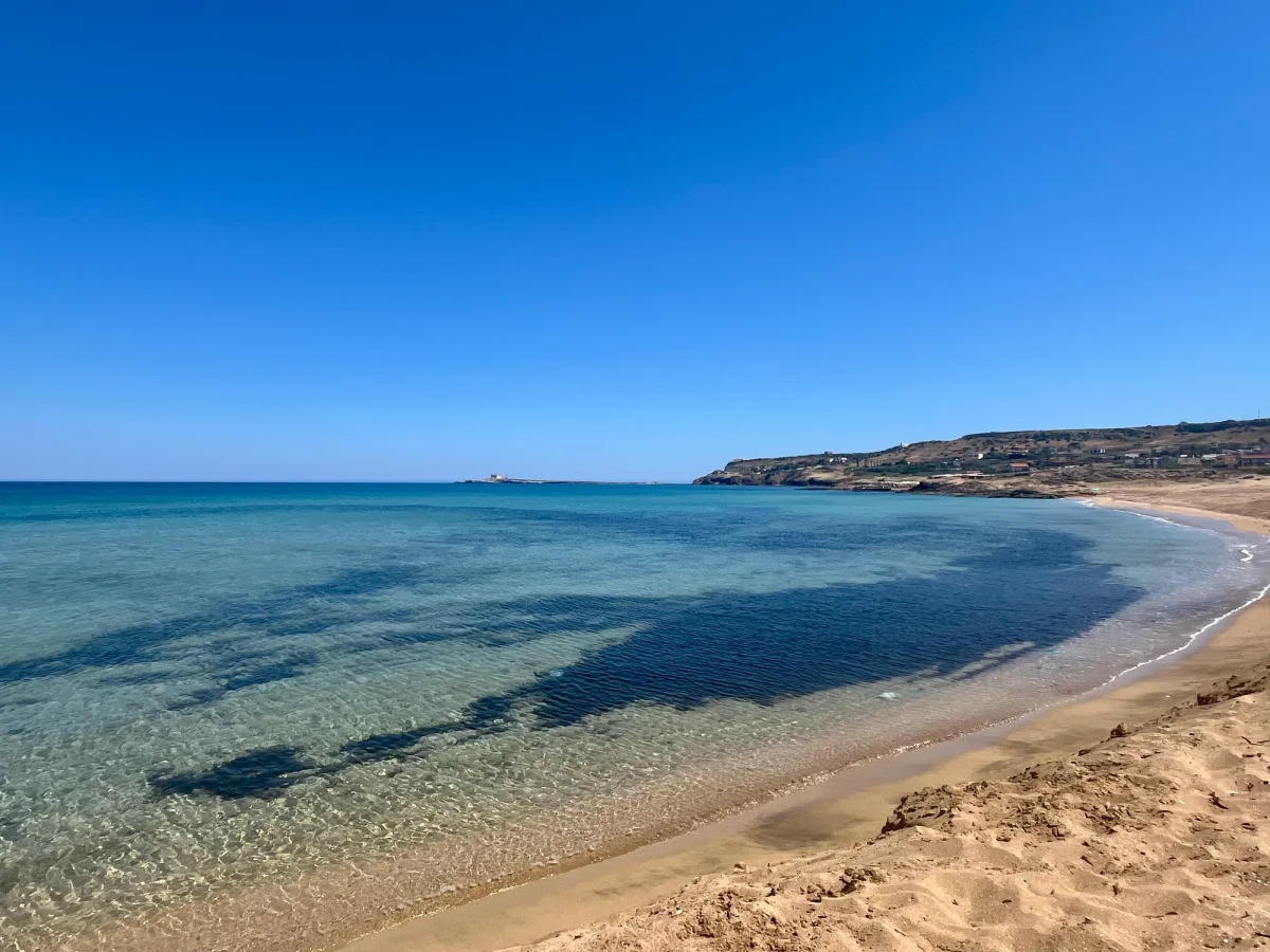 Plage de sable ensoleillée à Marzamemi