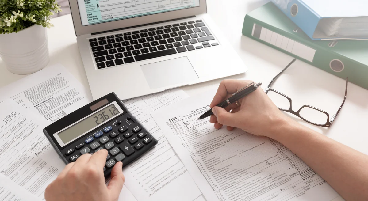 Remplir ses formulaires d'impôts avec une calculatrice pour préparer une demande de remboursement