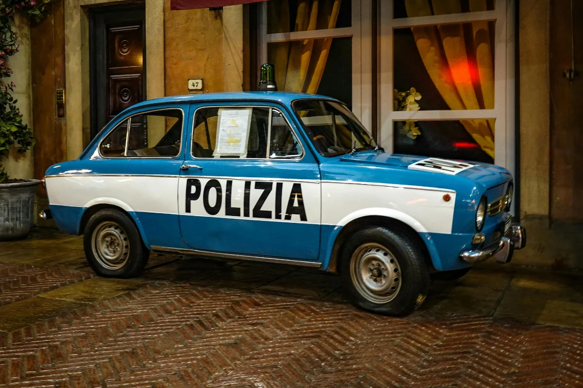voiture de police devant une maison