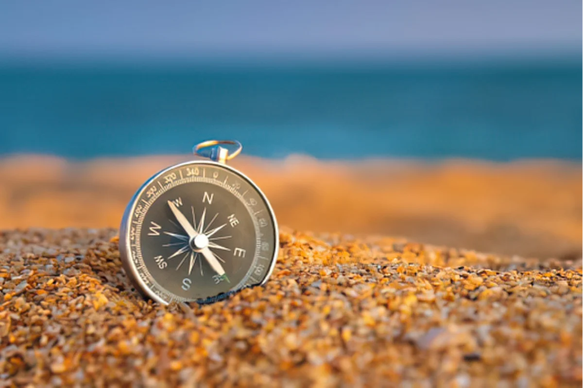 boussole sur la plage pour évoquer la direction à prendre et les démarches à faire