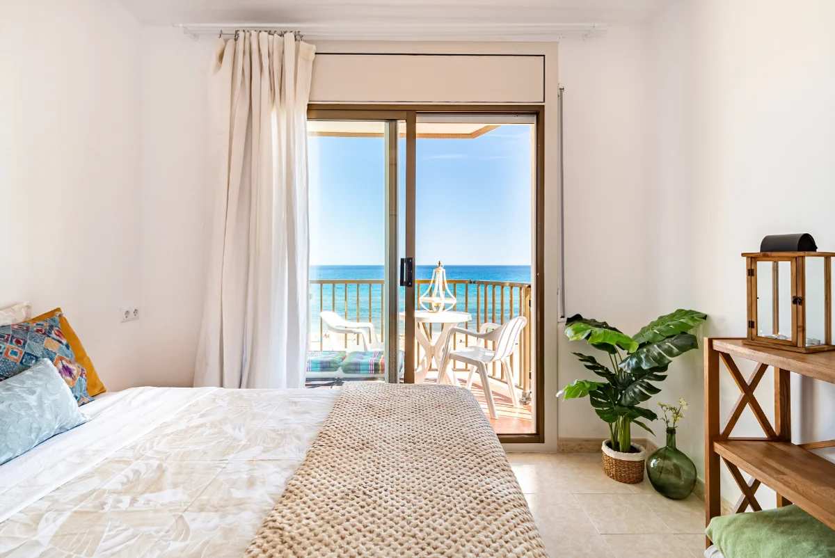 chambre à coucher avec balcon vue sur mer en Sicile