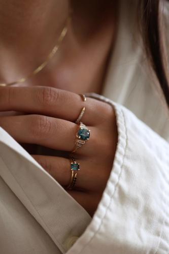 Nangi - Colorful rings made of solid gold with gemstones from Sri Lanka
