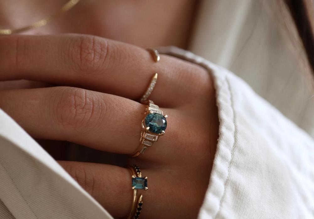 Nangi - Colorful rings made of solid gold with gemstones from Sri Lanka