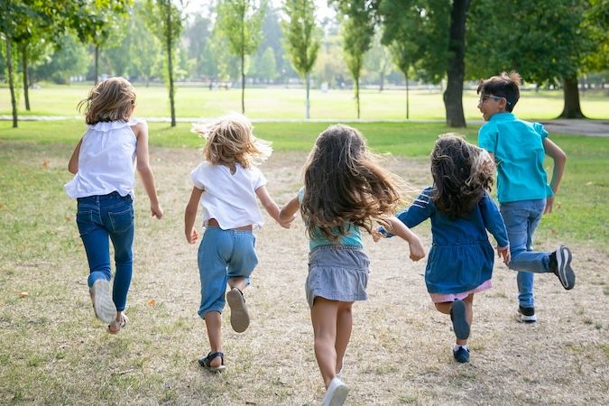 Kinder auf dem Weg zur Christlichen Schule Kitzingen