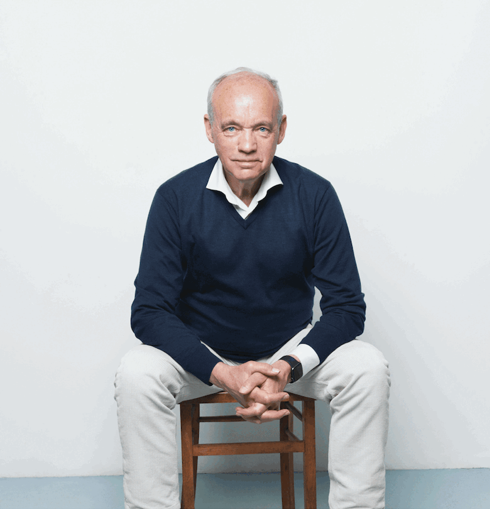 Cees de Graaff zittend op een stoel